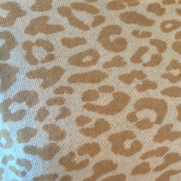 LIKE NEW! Time & Tru leopard print l/s sweatshirt size XL with side slits - Picture 3 of 8